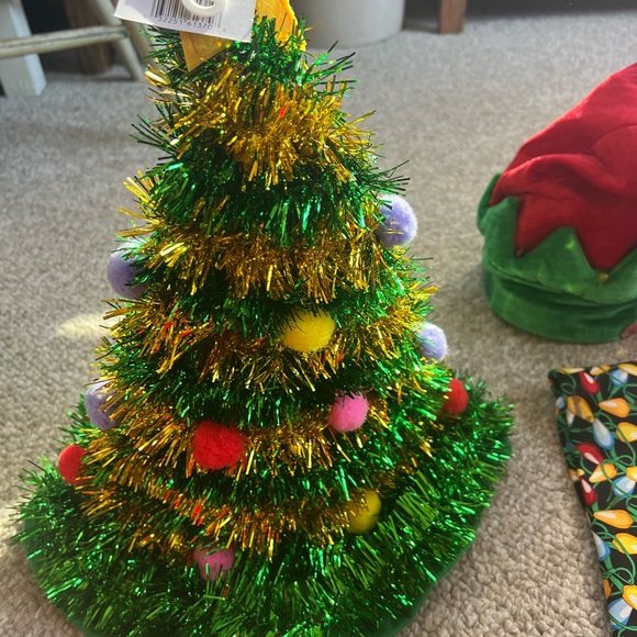 Collection of four Christmas hats and a tie. Excellent used condition. - Picture 8 of 10